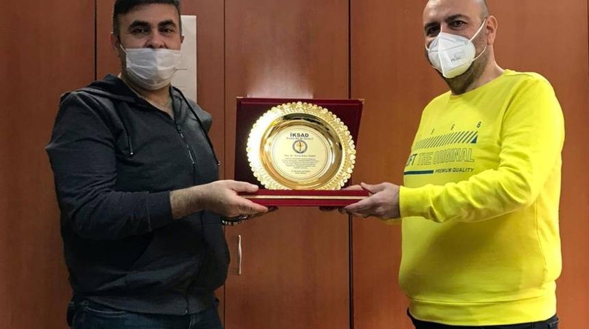 GA&Uuml;N &Ouml;ğretim &Uuml;yesi Do&ccedil;. Dr. Yunus Emre Tans&uuml;&rsquo;ye iki &ouml;d&uuml;l