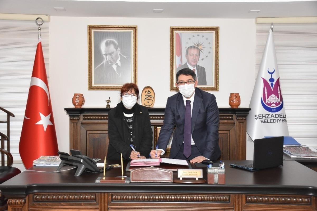 Şehzadeler Belediyesi&rsquo;nde imzalar sokak hayvanları i&ccedil;in atıldı