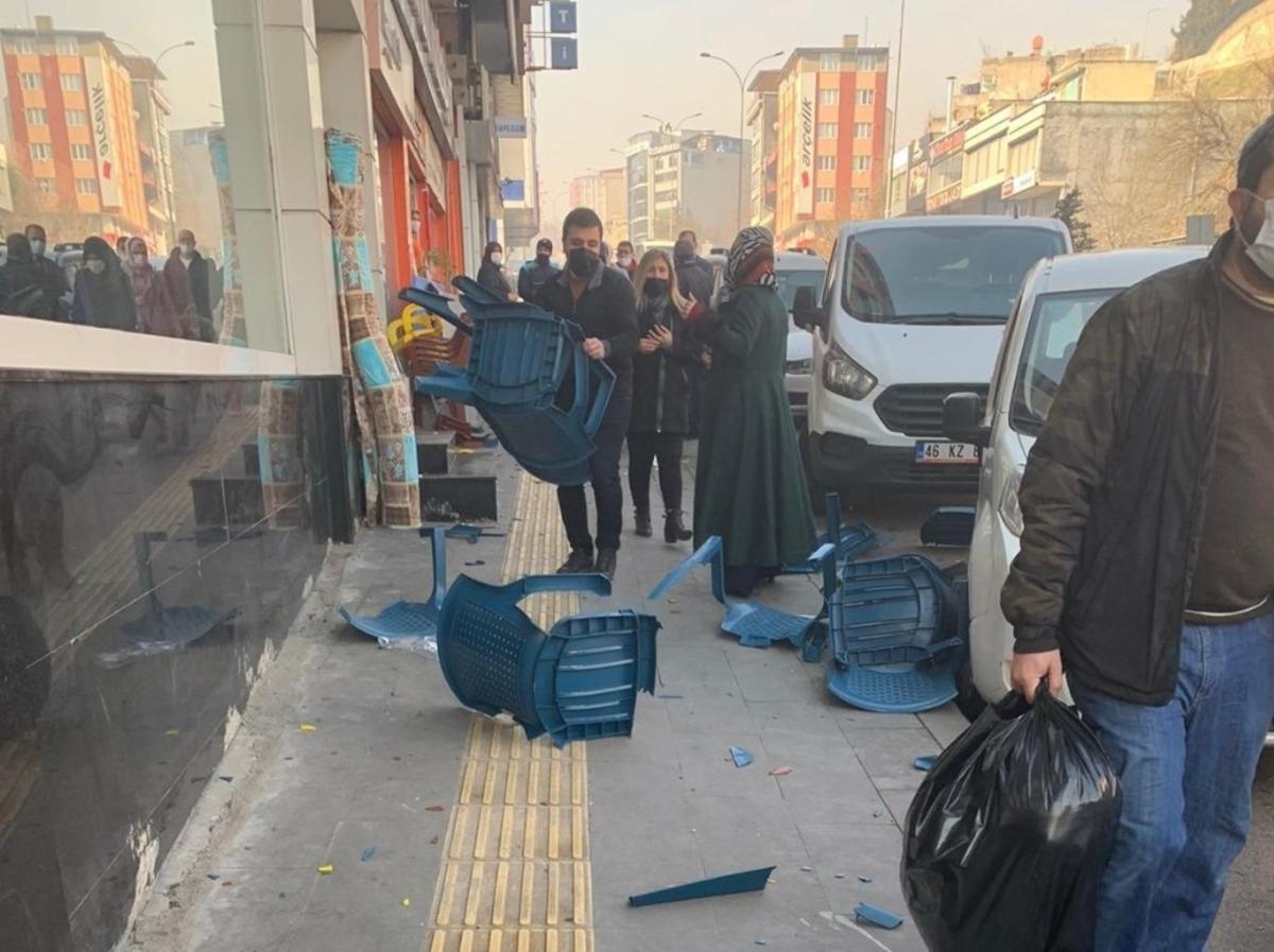 Halk otob&uuml;s&uuml;nden fırlayan tekerlek dehşet sa&ccedil;tı