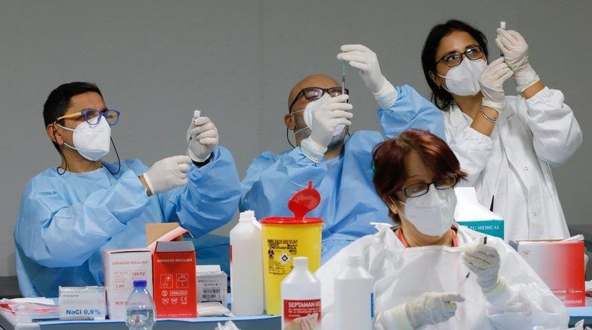 Covid: İtalya, aşı teslimatındaki gecikme nedeniyle Pfizer ve AstraZeneca aleyhine dava a&ccedil;acak