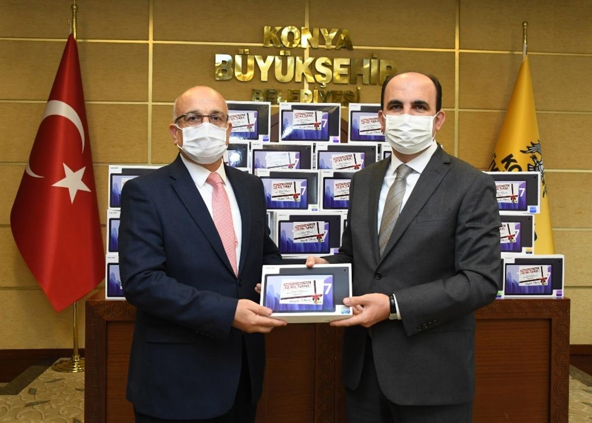 Konya B&uuml;y&uuml;kşehir&rsquo;den eğitime 10 bin tablet desteği