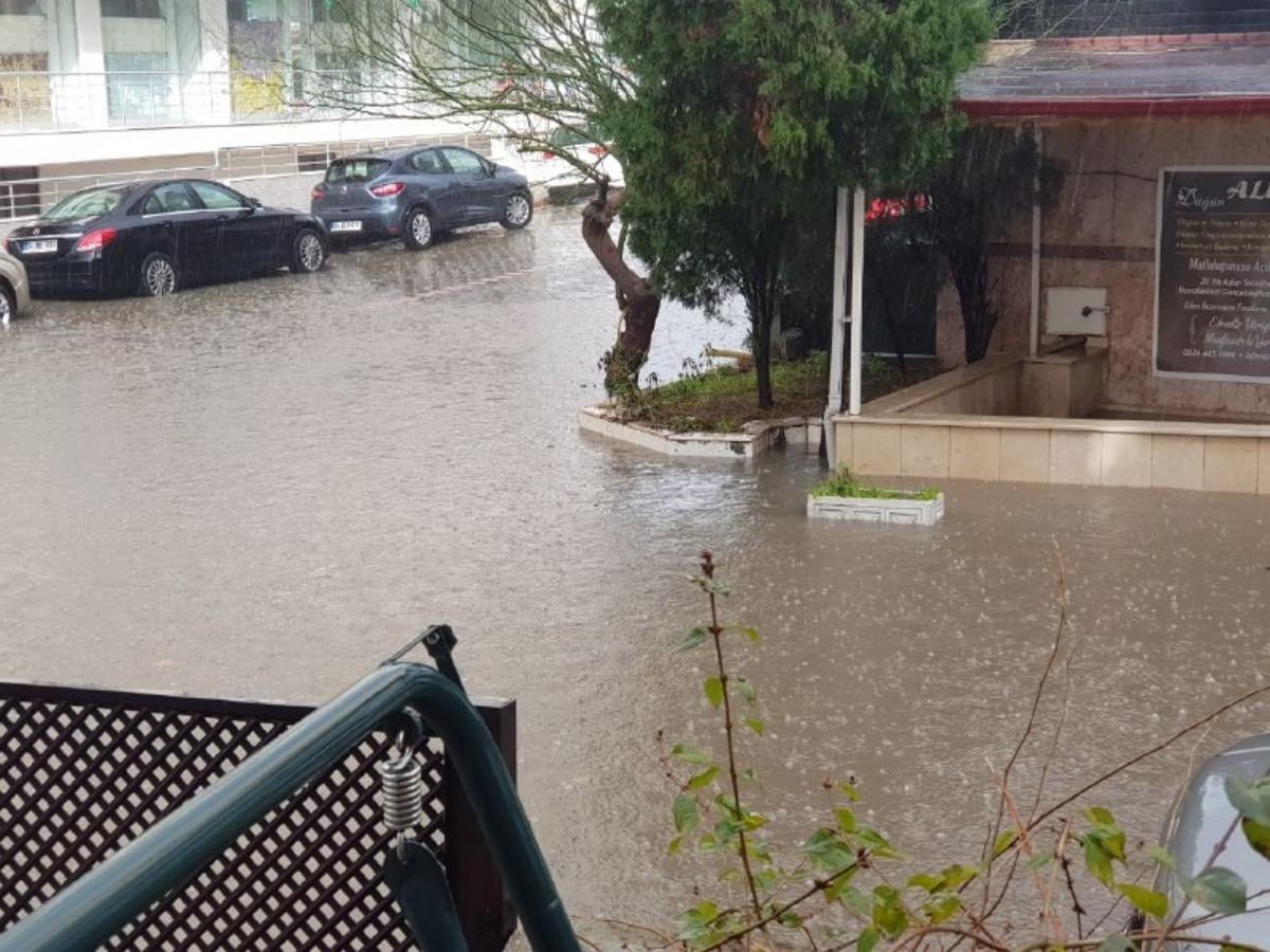 Edremit&rsquo;te sağanak yağmur yolları g&ouml;le &ccedil;evirdi