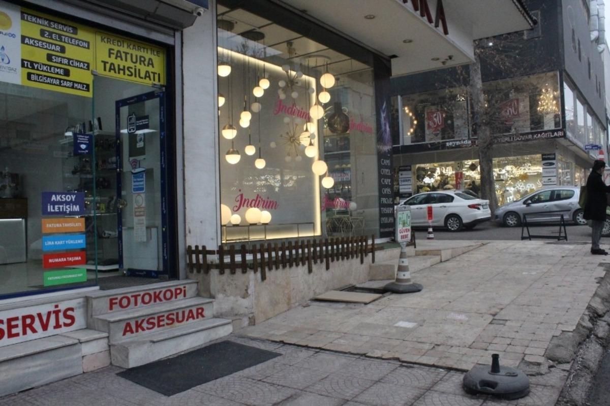 Başkent&rsquo;te demir kapağı &ccedil;alan şahıslar insanların canını hi&ccedil;e saydılar