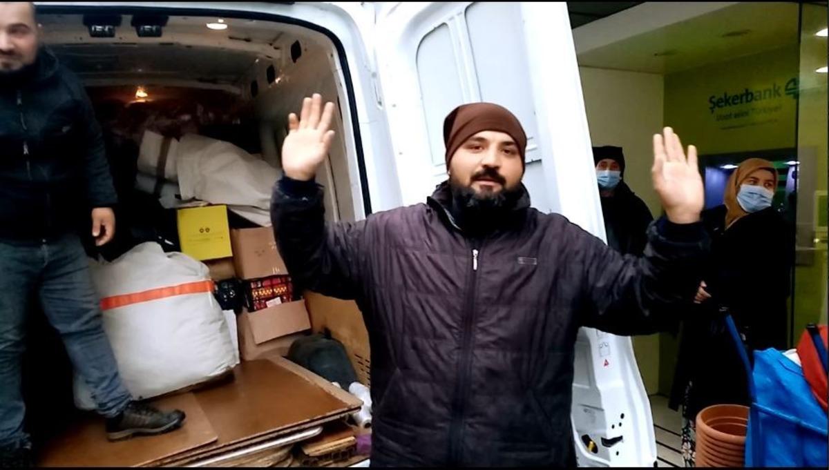 Yağmura yakalanan pazarcılar, kapalı alan istiyor