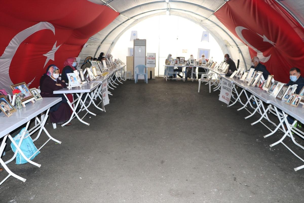 Evlat n&ouml;betindeki baba Diyarbakır annelerinin yaşadıklarını kitaplaştırdı