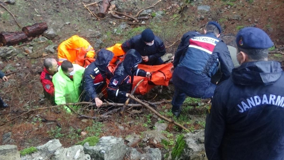 K&ouml;pr&uuml;n&uuml;n &ccedil;&ouml;kmesi &uuml;zerine azgın sulara d&uuml;şerek boğulan kadının cenazesi zorlu bir operasyon ile &ccedil;ıkarıldı