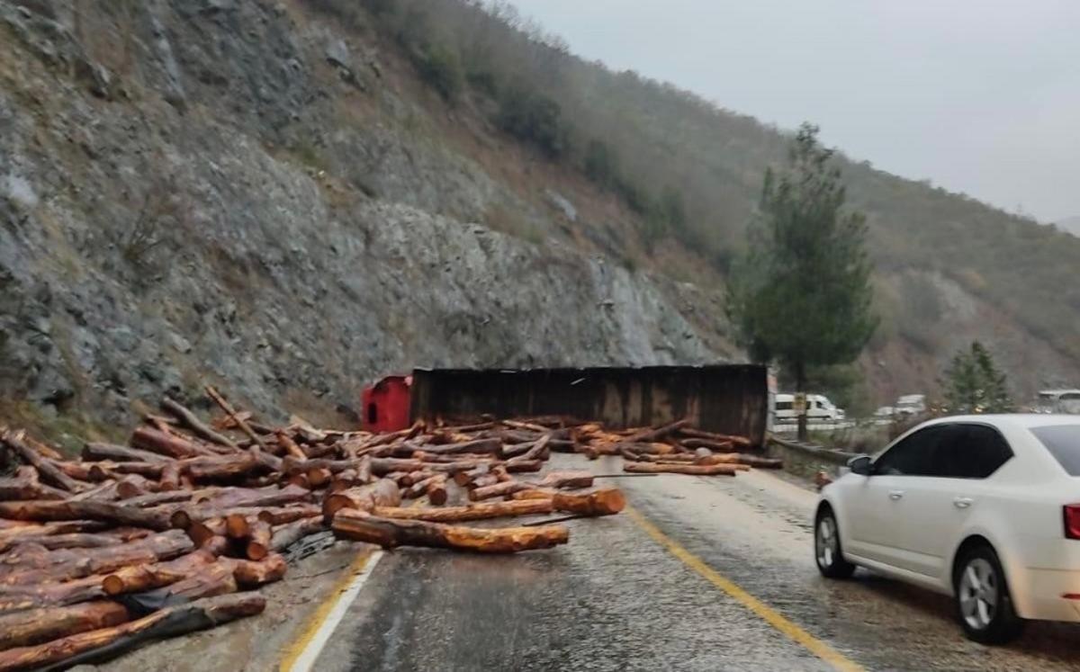 Tomruk y&uuml;kl&uuml; tır devrildi, il&ccedil;e yolu ulaşıma kapandı
