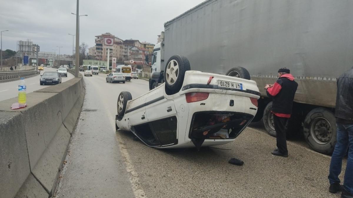 Minib&uuml;sle &ccedil;arpışan otomobil takla attı: 2 yaralı