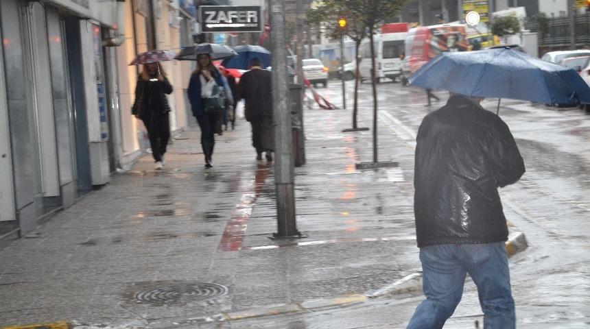 Sağanak yağış Balıkesir’de etkisini göstermeye başladı.