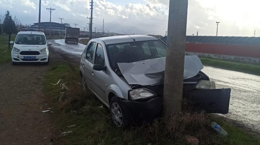 Kaygan zeminde kontrolden &ccedil;ıkan ara&ccedil; direğe &ccedil;arptı