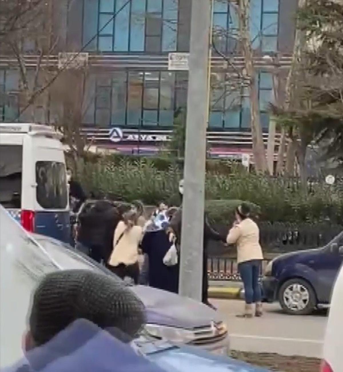 Kadınlar cadde ortasında birbirine girdi