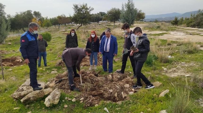 Çocuklar fidan dikti