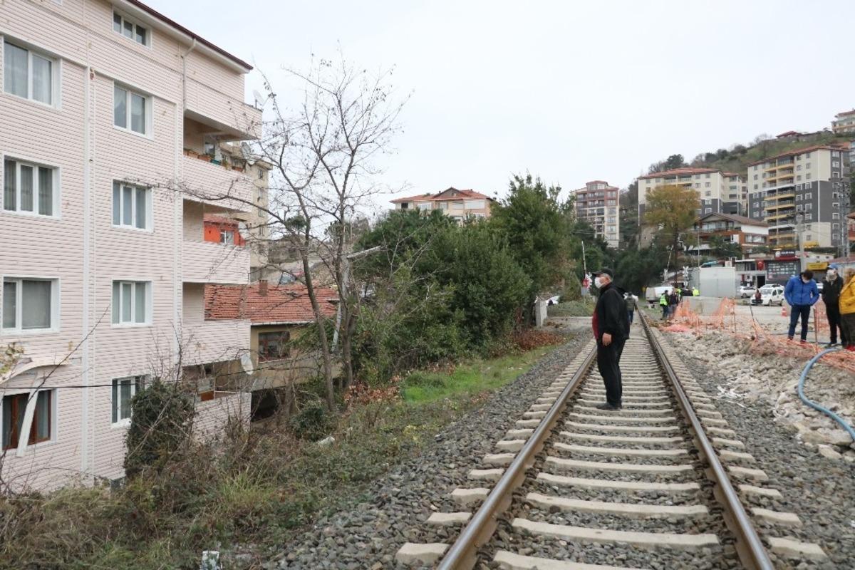 T&uuml;nel inşaatındaki patlatma sırasında evler zarar g&ouml;rd&uuml;