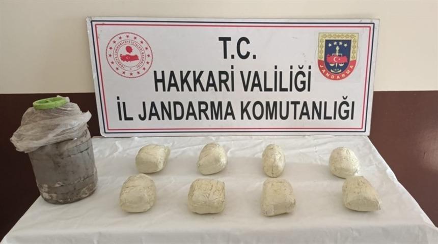 Kara gömülü 8 kilo eroin ile 12 litre asit anhidrit madde ele geçirildi