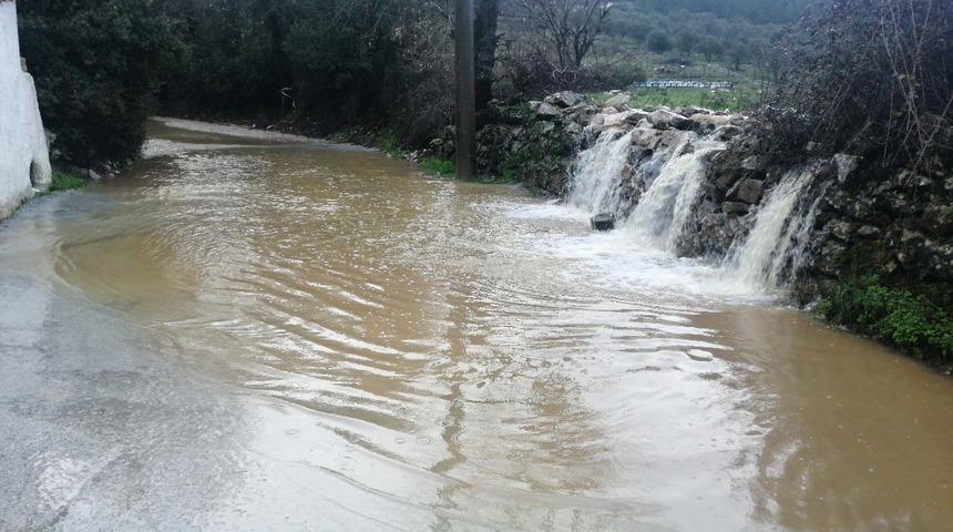 Muğla'da yağmur hayatı felç etti! Sokaklar dereye döndü