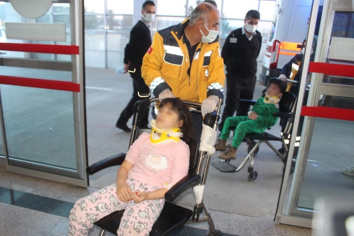 Adıyaman&rsquo;da iki otomobil &ccedil;apıştı: 9 yaralı