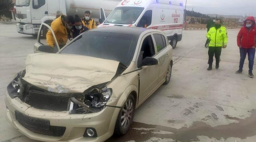 Otomobil akaryakıt tankerine &ccedil;arptı: 1 yaralı