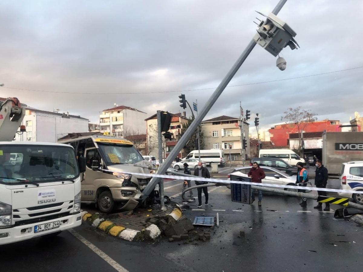 Otomobille &ccedil;arpışan minib&uuml;s direğe &ccedil;arptı: 7 yaralı