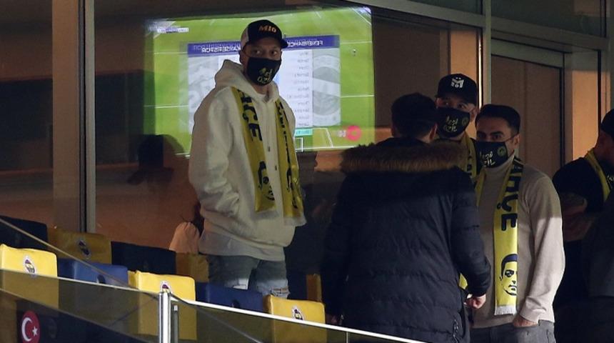 Fenerbahçe'de Mesut Özil tribünde