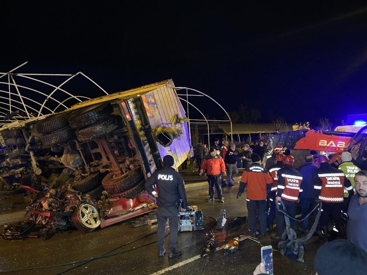 Sakarya&rsquo;da feci kaza, kamyon 2 aracın &uuml;zerine devrildi