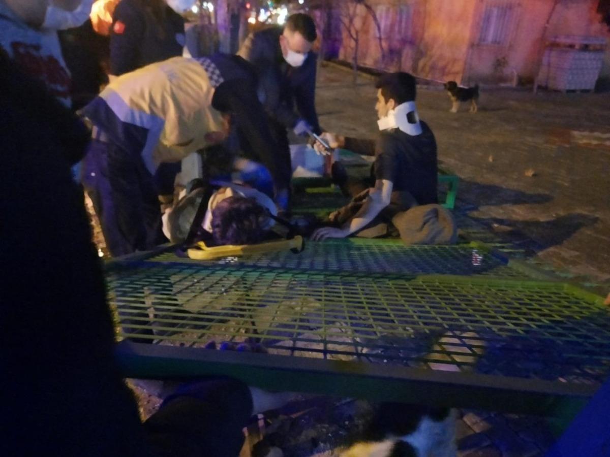 Kontrolden &ccedil;ıkan panelvan minib&uuml;s devrildi: 2 yaralı