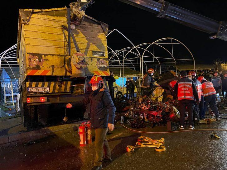 Sakarya'da kamyon iki otomobilin üzerine devrildi G1