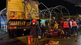 Sakarya'da kamyon iki otomobilin üzerine devrildi