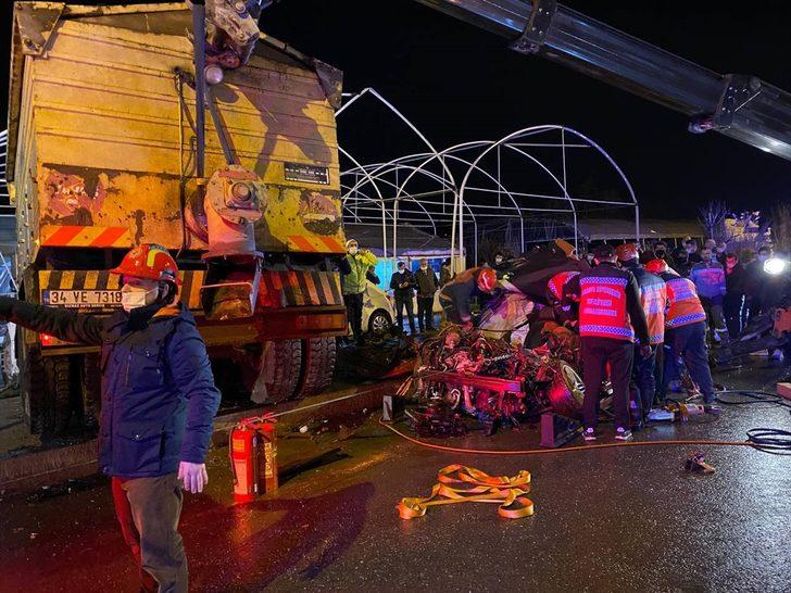 Sakarya'da kamyon iki otomobilin üzerine devrildi G2