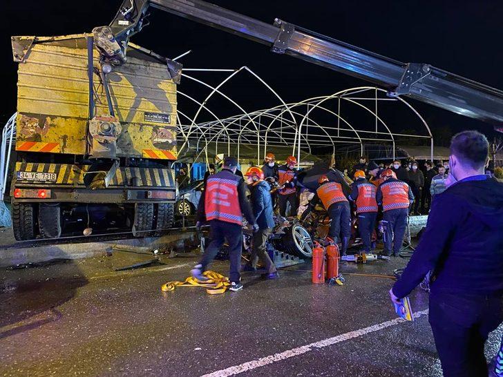 Sakarya'da kamyon iki otomobilin üzerine devrildi G3