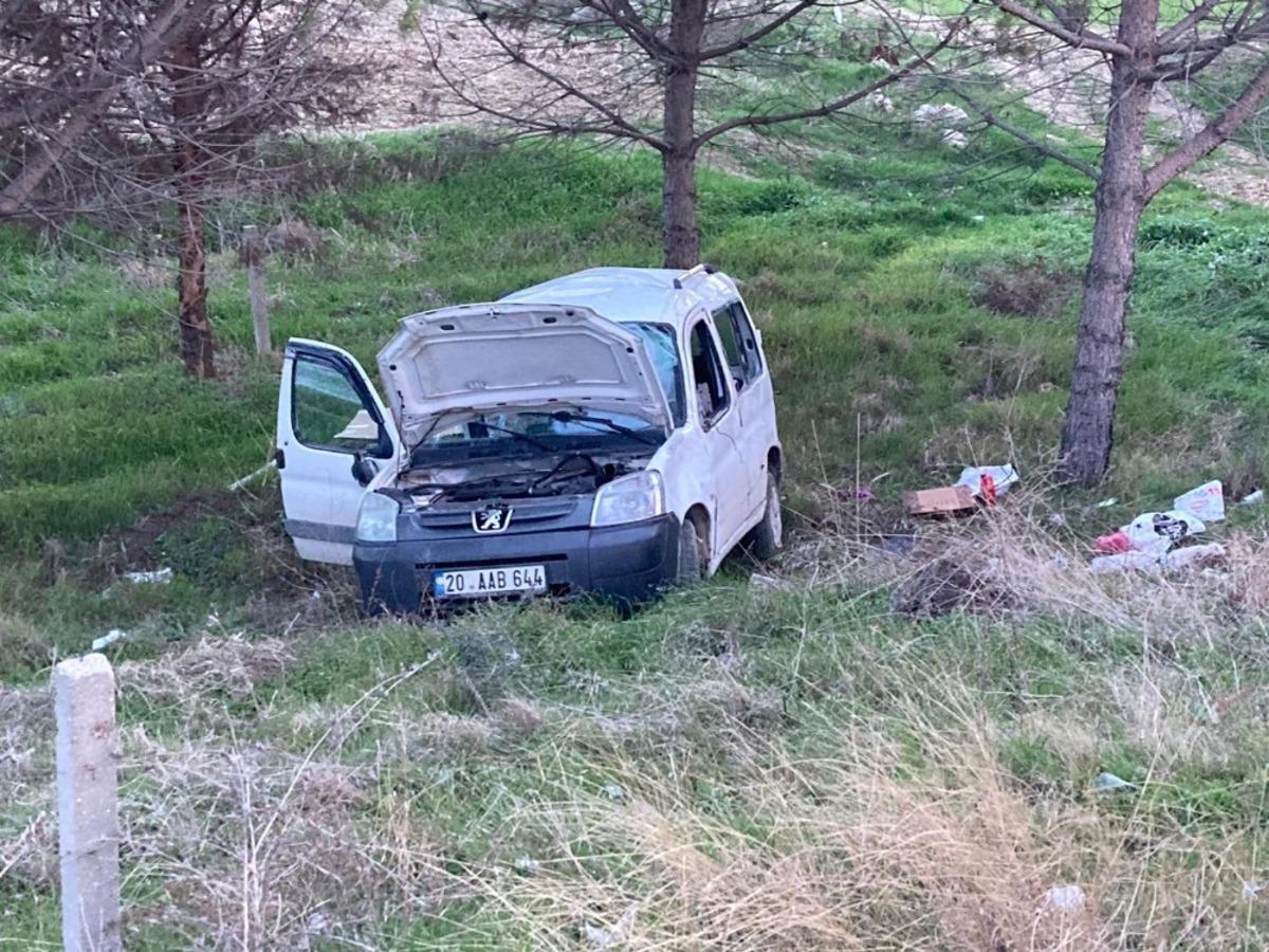 Takla atan ticari ara&ccedil; şarampole u&ccedil;tu,; aynı aileden 3&rsquo;&uuml; ağır 6 yaralı