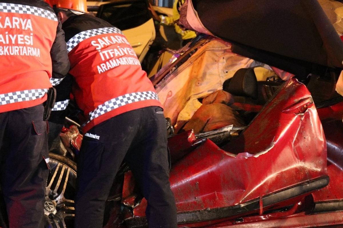 Asfalt kamyonunun kağıt gibi ezdiği l&uuml;ks otomobilden cansız bedeni &ccedil;ıktı