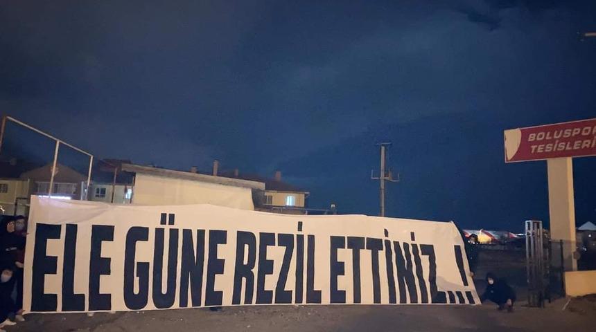 Boluspor'da taraftarlardan pankartlı tepki