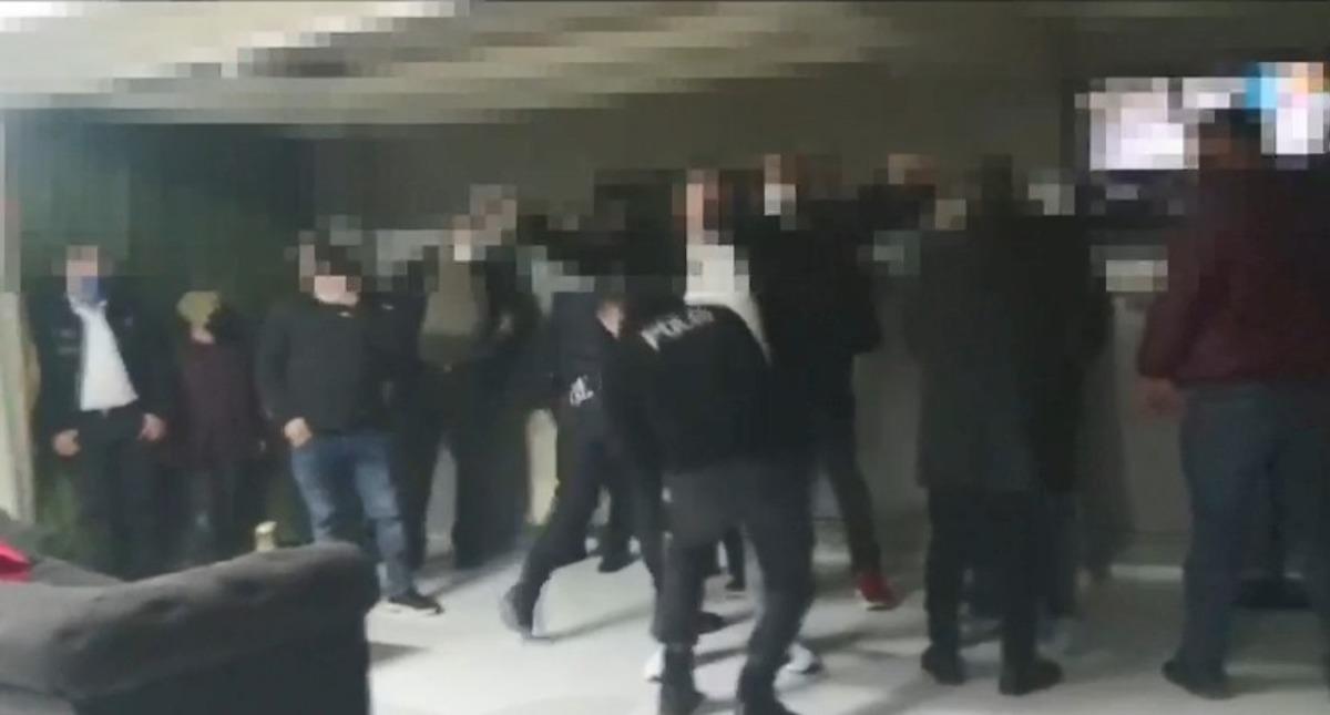 Korona vir&uuml;s&uuml; hi&ccedil;e sayan 21 kişi kumar masasında yakalandı