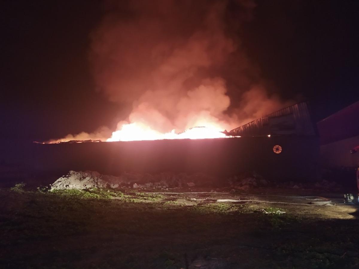 Adana&rsquo;nın Seyhan İl&ccedil;esi Akkapı mahallesinde bulunan bir mobilya at&ouml;lyesinde yangın &ccedil;ıktı. Alevler t&uuml;m at&ouml;lyeyi sararken &uuml;st katında bulunan iki eve de sı&ccedil;radı. İtfaiye ekiplerinin m&uuml;dahalesi devam ediyor.