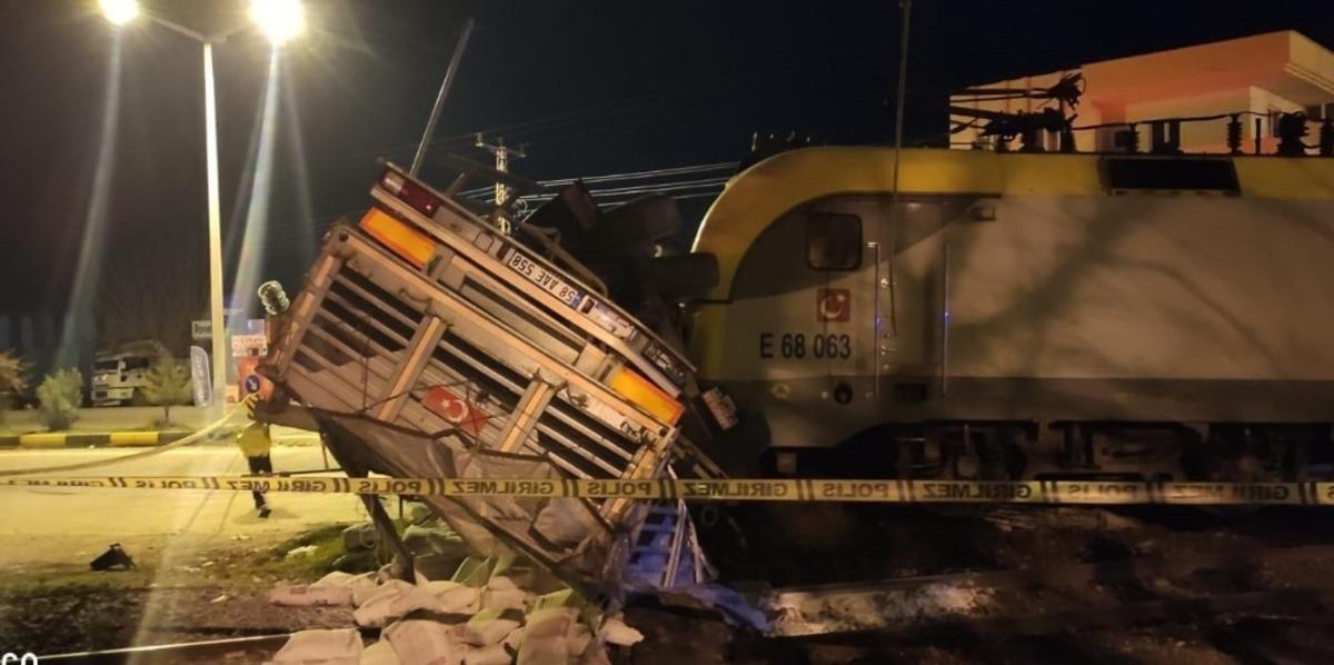 Hemzemin ge&ccedil;itte y&uuml;k treni tırı bi&ccedil;ti: 2 yaralı