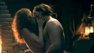 Outlander dizisinin kesilmemiş hali buysa... Kitabı okuyanlar bilir