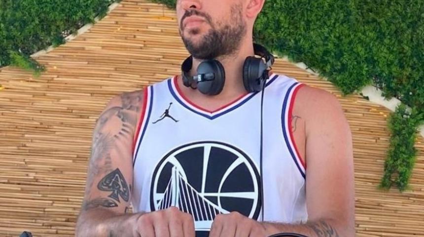 Eski futbolcu yeni DJ Anıl Canbı&ccedil;akoğlu: &ldquo;M&uuml;zik setim terapi ara&ccedil;larım gibi&rdquo;