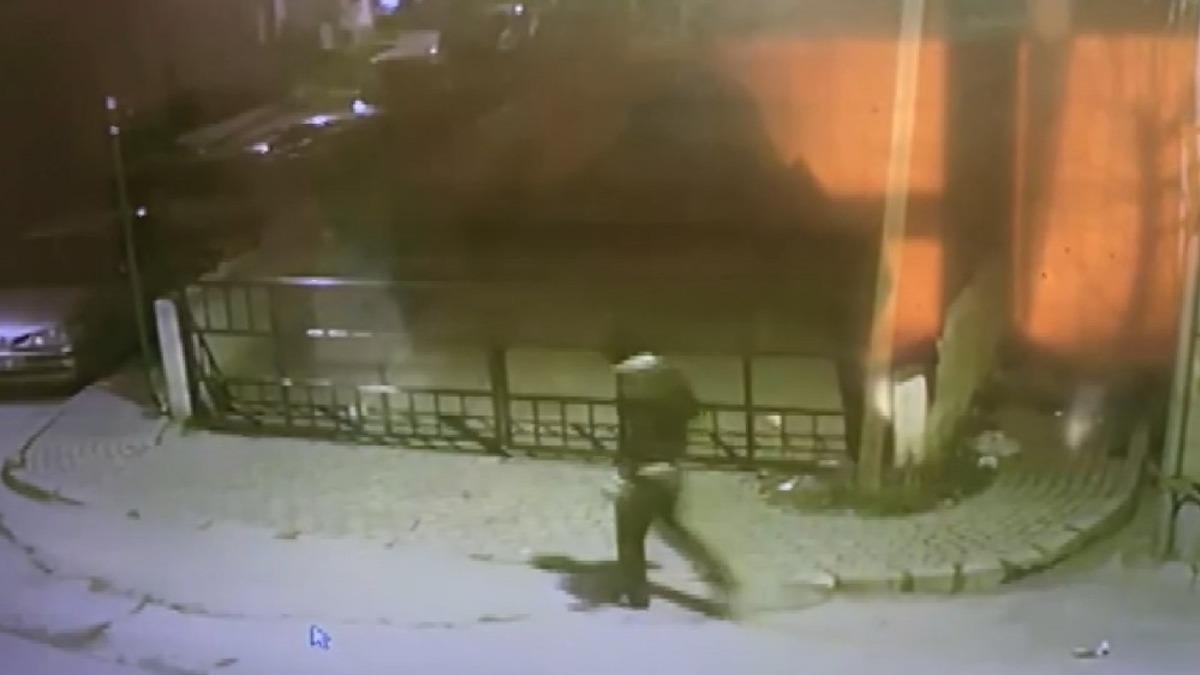 (&Ouml;zel) Evde uyuduğu sırada 200 bin liralık altını &ccedil;alındı...Kısıtlamadaki hırsız kamerada