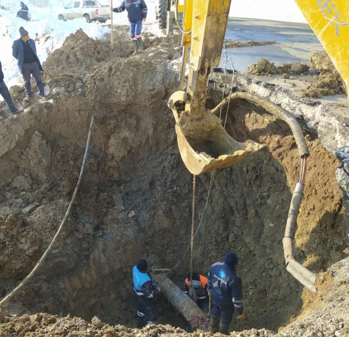 Dondurucu soğukta 6 metre derinliğindeki &ccedil;ukurda &ccedil;alışma