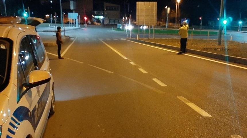 Kurye kavşakta motosikleti devirdi: 1 yaralı