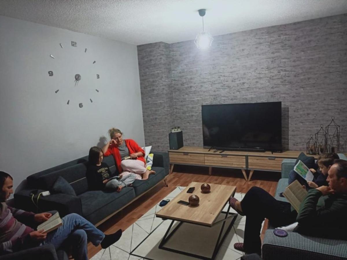 &Ouml;ğrenci ve veliler "Ekrana uzak kitaba yakın" projesiyle kitap okuyor