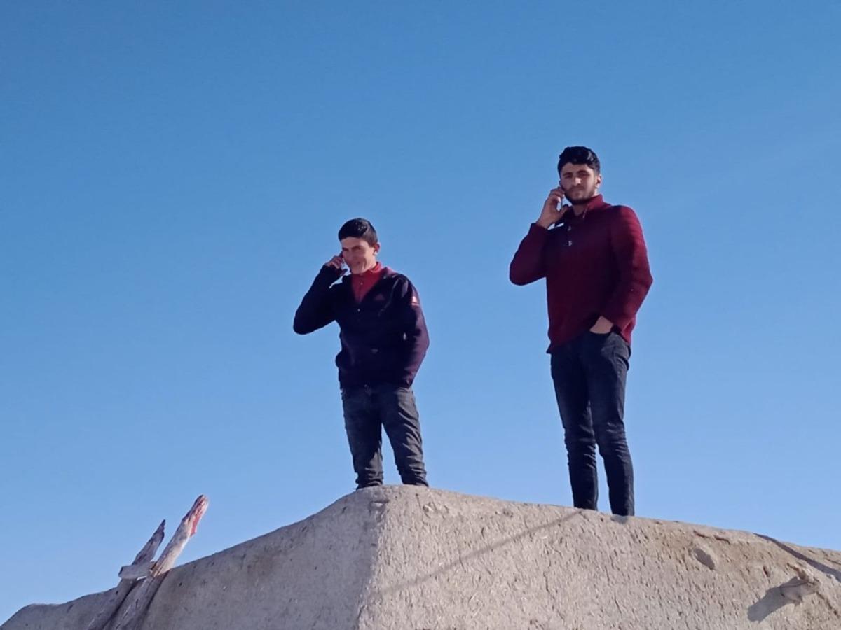 Telefonla g&ouml;r&uuml;şmek i&ccedil;in evlerin &ccedil;atılarına &ccedil;ıkıyorlar