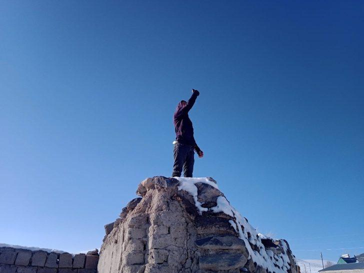 Telefonla görüşmek için evlerin çatılarına çıkıyorlar G3