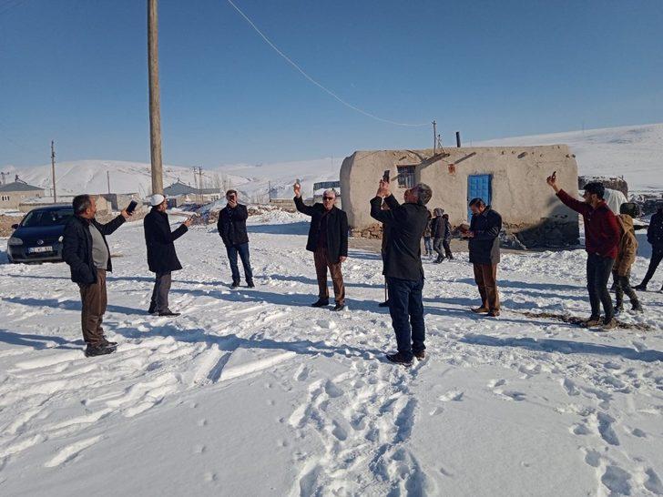 Telefonla görüşmek için evlerin çatılarına çıkıyorlar G4