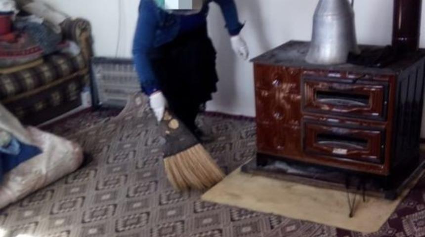 Aşı vurmaya gittiği yaşlı kadının evini s&uuml;p&uuml;rd&uuml;