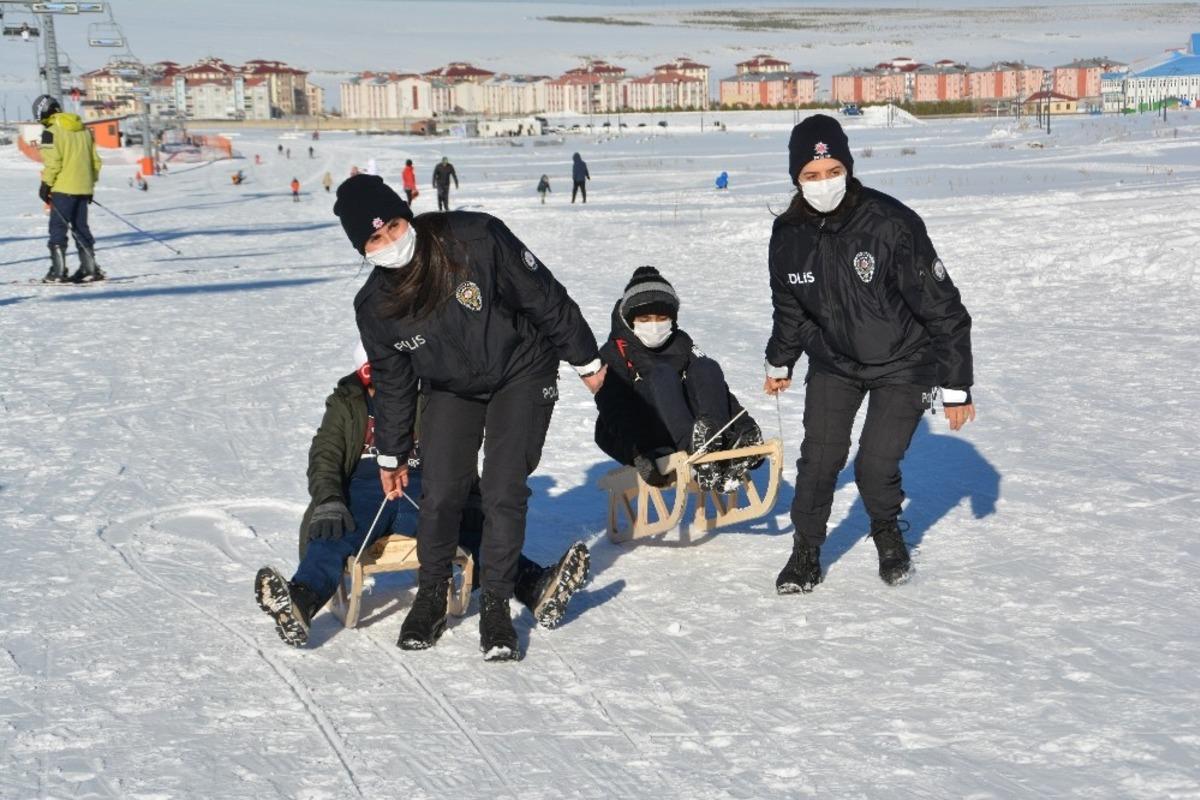 Sarıkamış Polis G&uuml;c&uuml; Spor Kul&uuml;b&uuml;n&uuml;n kayak eğitimi devam ediyor