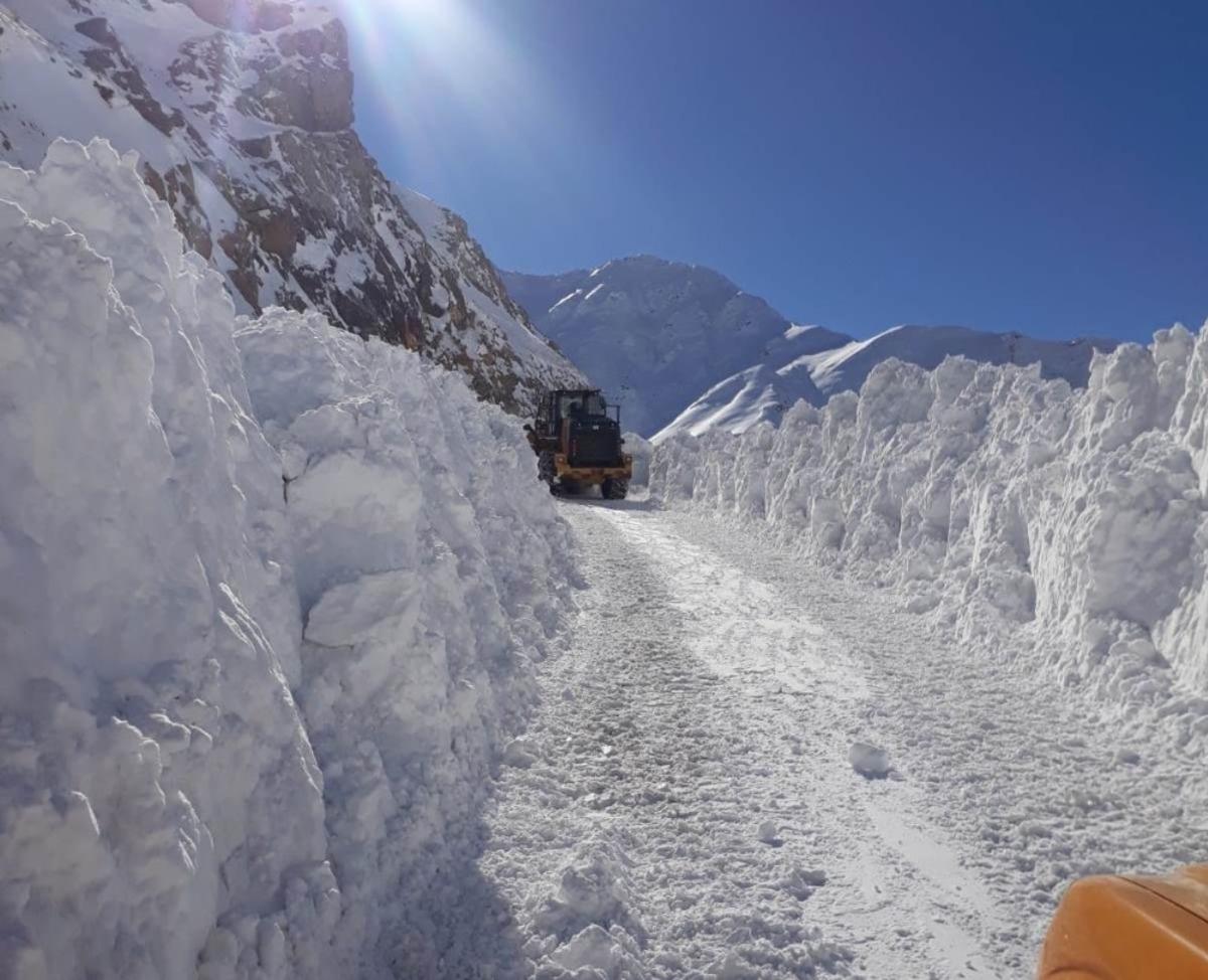 Van-Bah&ccedil;esaray yolunda &ccedil;alışmalar devam ediyor