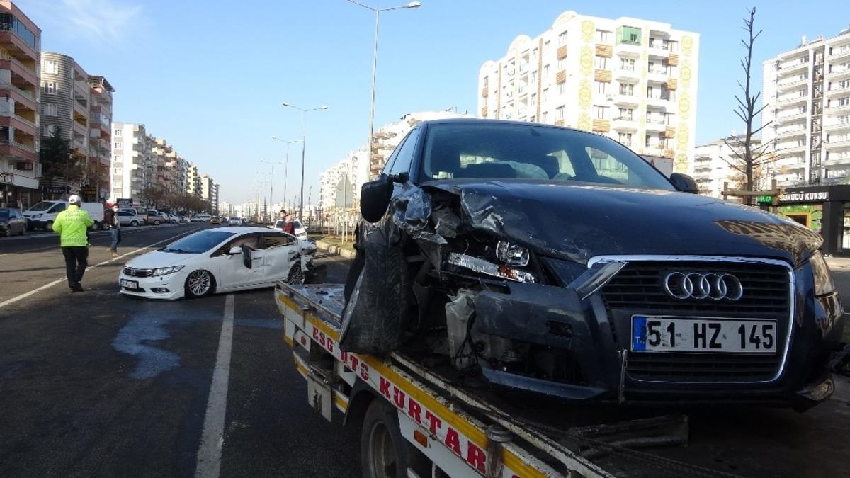 Diyarbakır&rsquo;da kayganlaşan yolda zincirleme trafik kazası: 1 yaralı