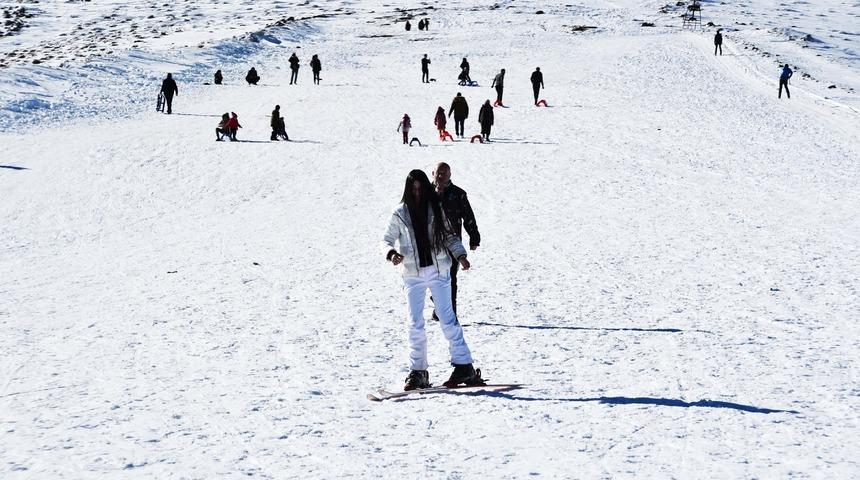 T&uuml;rkiye'nin en sıcak şehrinde kayak sezonu başladı