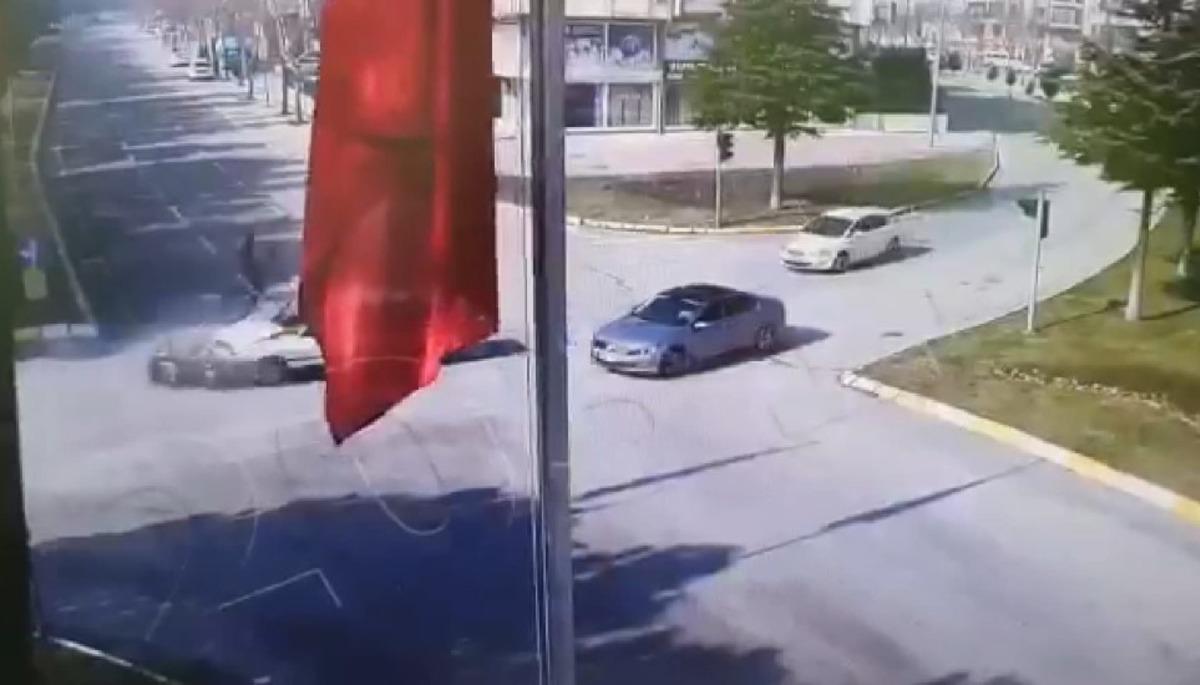 Isparta&rsquo;da polis memurunun mesaiye giderken ağır yaralandığı kaza kameraya yansıdı